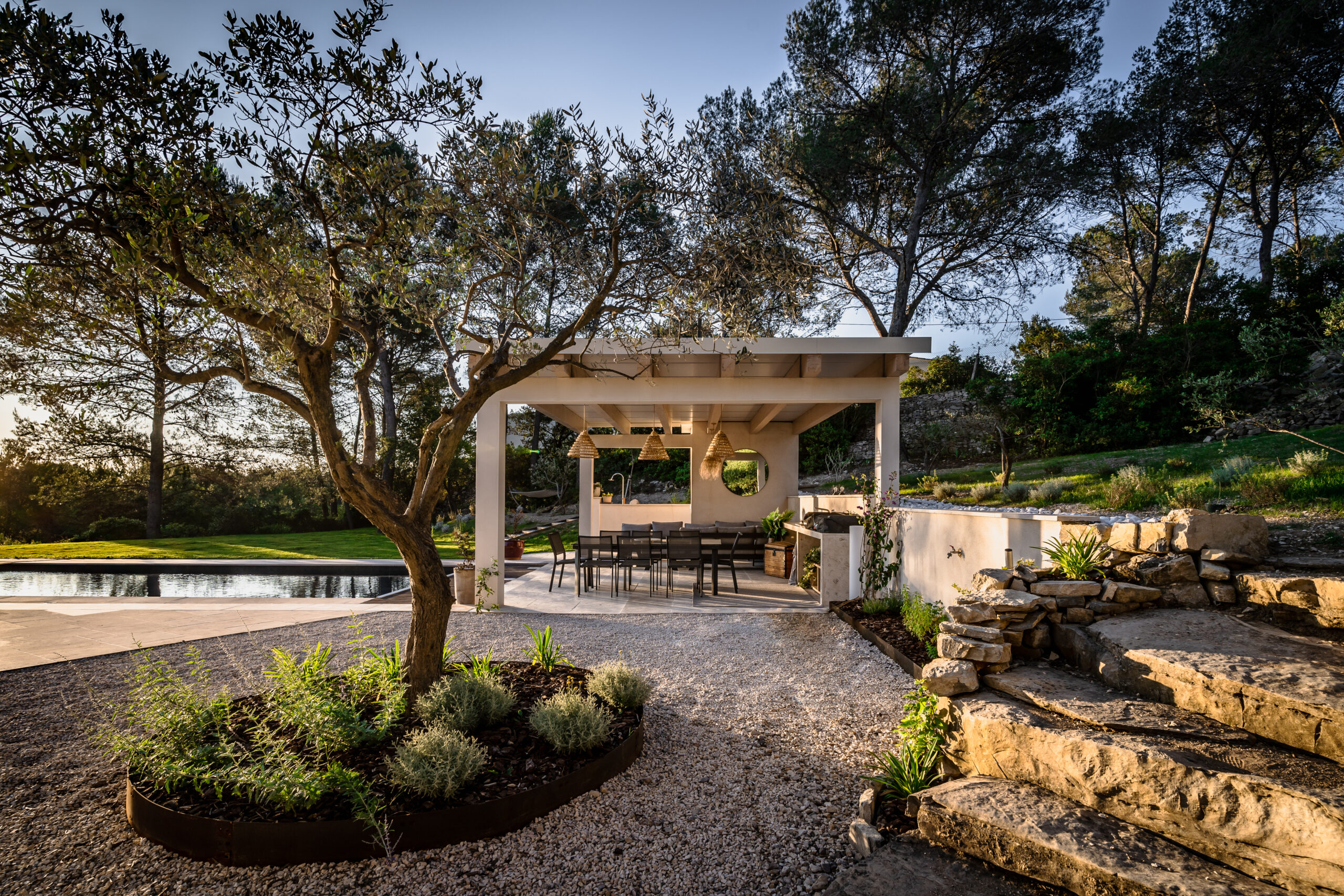 vue_lateral_pool_house_la_beliniere_nime